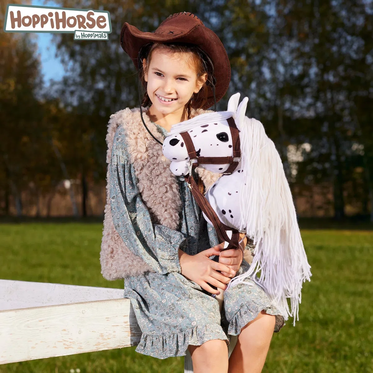 HOPPIHORSE Steckenpferd mit Trense - A3 - Hobby Horse mit Zügeln, Schultergurt, Schweif - hochwertiges Plüsch mit Langer Mähne - Silikongriff für besseren Halt - mit Geschenkverpackung