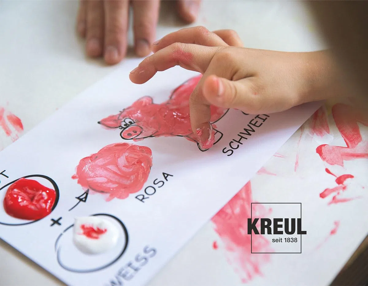 KREUL 29150 - Mucki Fingermalfarbe, Power Pack, Zeig mir die Welt der Farben, 6 x 750 ml Fingerfarbe und 20 Malvorlagen