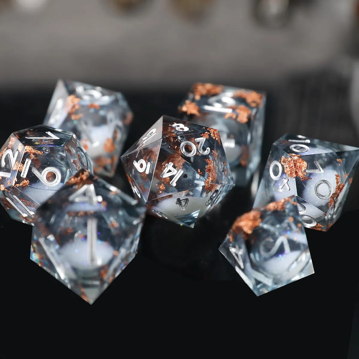 Liquid Core DND Würfel Set 7pcs, Treibsand Polyeder Kunstharz Würfel mit Scharfen Kanten für Dungeons und Dragons, RPG D20 D12 D10 D8 D6 D4 Würfel, Goldfolie Thematisch D&D Rollenspiel Würfel