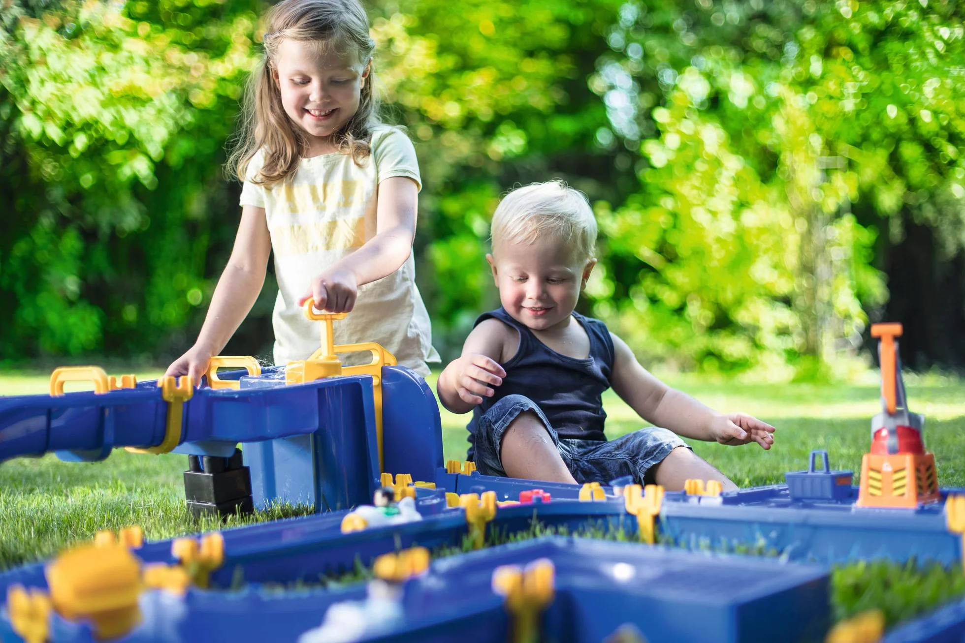 BIG - Waterplay Amsterdam - Wasserbahn blau, 175 x 143 x 27cm große Bahn, mit 4 Booten, Wasserflugzeug und 3 Spielfiguren, 2 Schleusen, Wasserpumpe und Hafenbecken, ab 3 Jahren