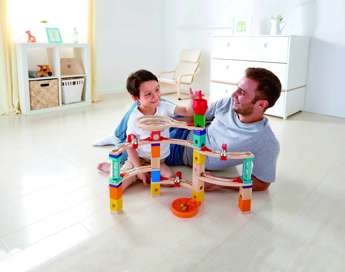 Hape Quadrilla BAU-Set Aus der Burg entkommen - Holz Kugelbahn und Murmelbahn, mit zahllosen Aufbaumöglichkeiten, kreatives Konstruktionsspielzeug, für motorische Fähigkeiten, für Kinder ab 4 Jahre