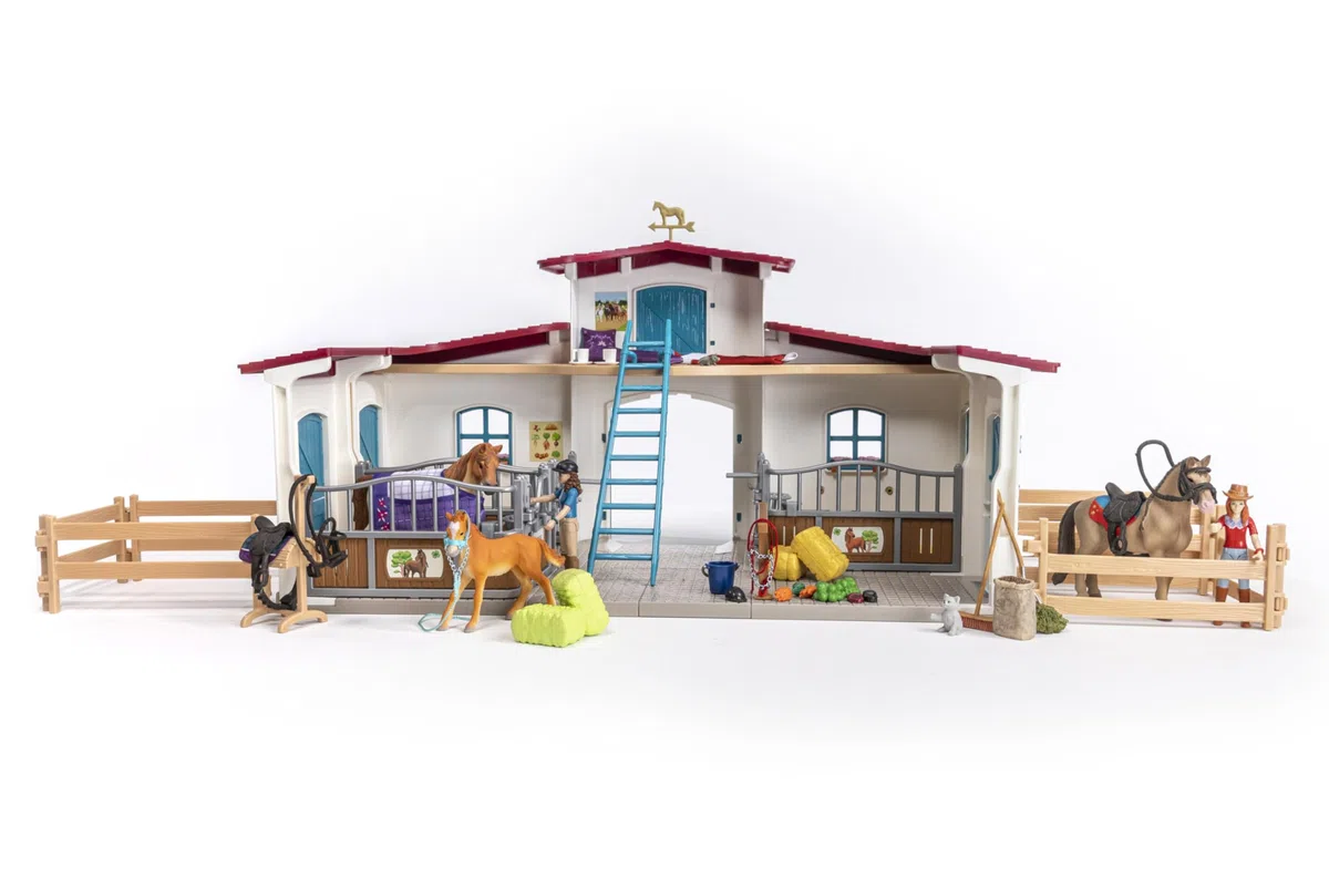 schleich HORSE CLUB | Reiterhof 42567 | Pferdestall mit Hannah, Lisa, 3 Pferden, Pferdeboxen und viel Zubehör | Geschenk für Mädchen & Jungen | Kinder Pferde Spielzeug ab 5 Jahren | Set aus 115 Teilen