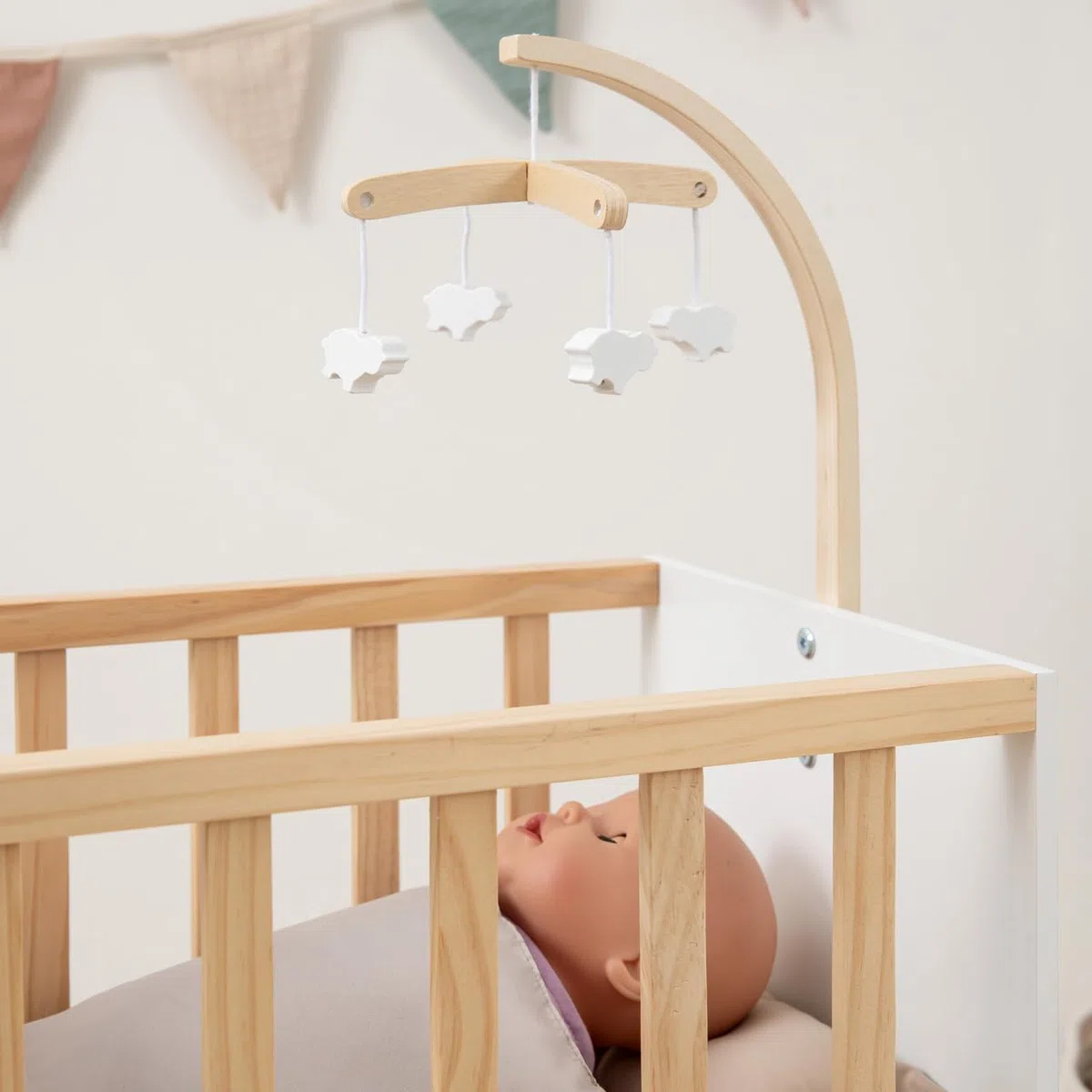 ELLA & PIET® Puppenbett Cozy mit Schrank und Mobile aus Holz (Weiß-Schlamm)
