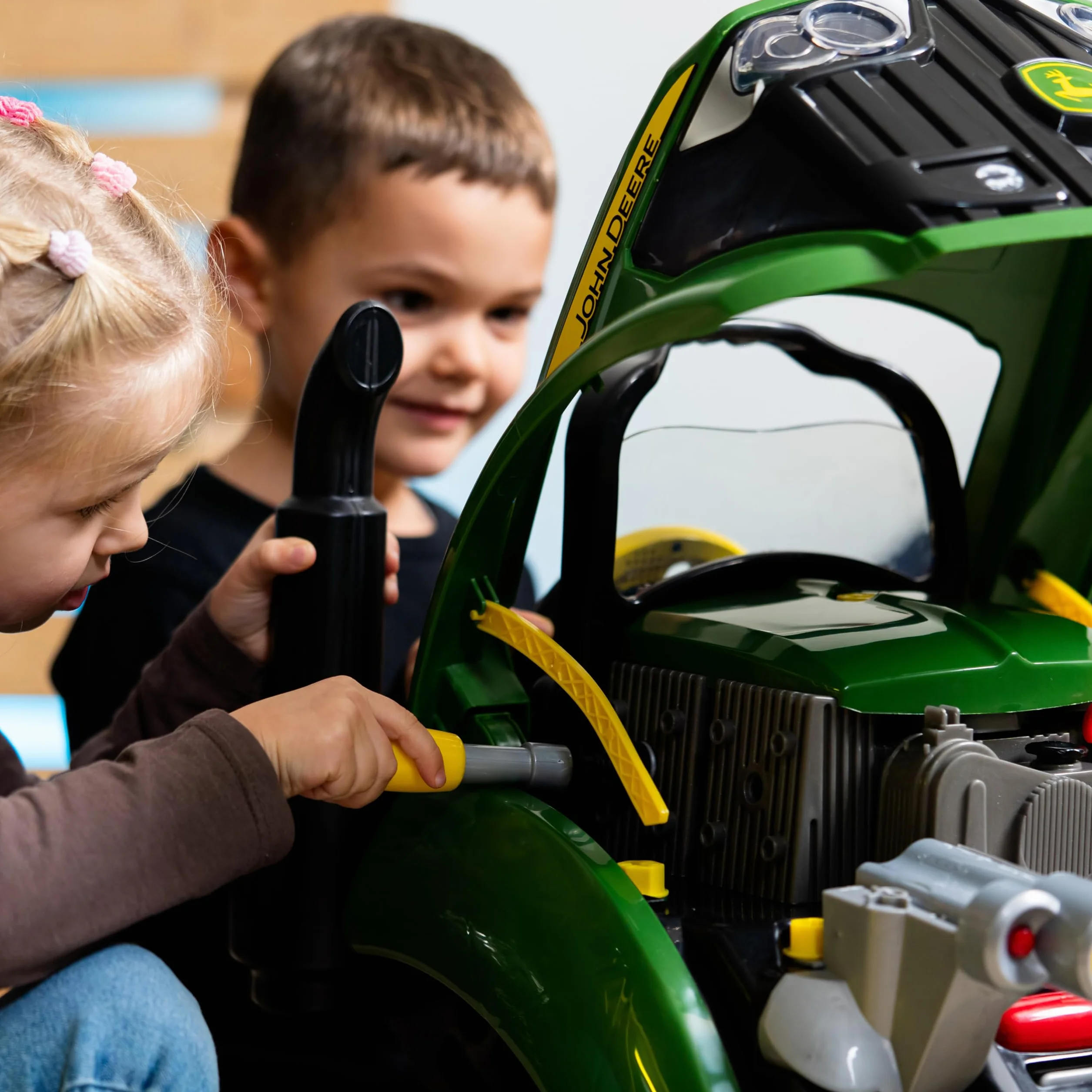 Theo Klein 3916 John Deere Tractor Engine | 56-teilige Traktormotor-Nachbildung mit vielen Funktionen zum Schrauben und Tüfteln | Maße: 43 cm x 40 cm x 52,5 cm | Spielzeug für Kinder ab 3 Jahren